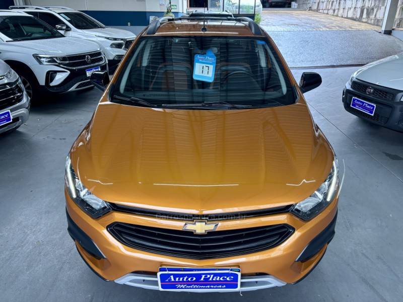 CHEVROLET - ONIX - 2016/2017 - Laranja - R$ 61.900,00