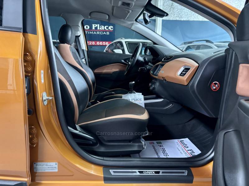 CHEVROLET - ONIX - 2016/2017 - Laranja - R$ 61.900,00