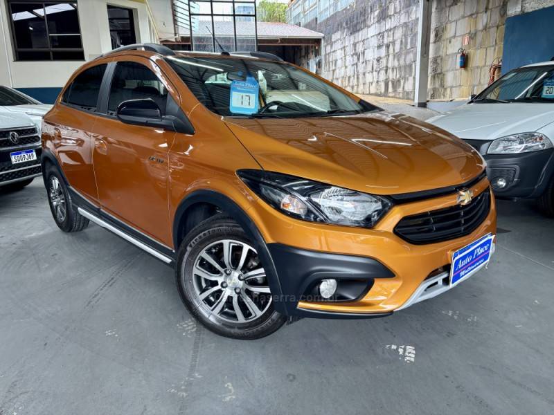 CHEVROLET - ONIX - 2016/2017 - Laranja - R$ 61.900,00