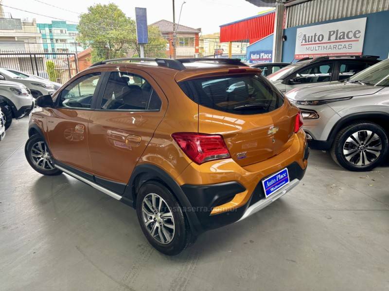 CHEVROLET - ONIX - 2016/2017 - Laranja - R$ 61.900,00