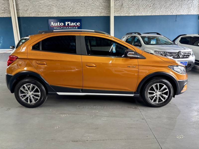 CHEVROLET - ONIX - 2016/2017 - Laranja - R$ 61.900,00
