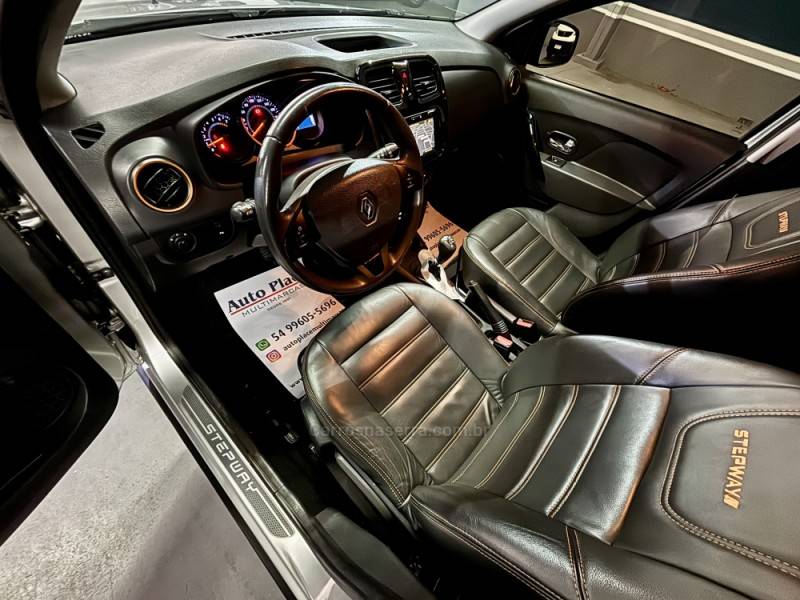 RENAULT - SANDERO - 2015/2016 - Prata - R$ 44.900,00