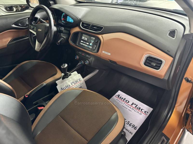 CHEVROLET - ONIX - 2016/2017 - Laranja - R$ 61.900,00