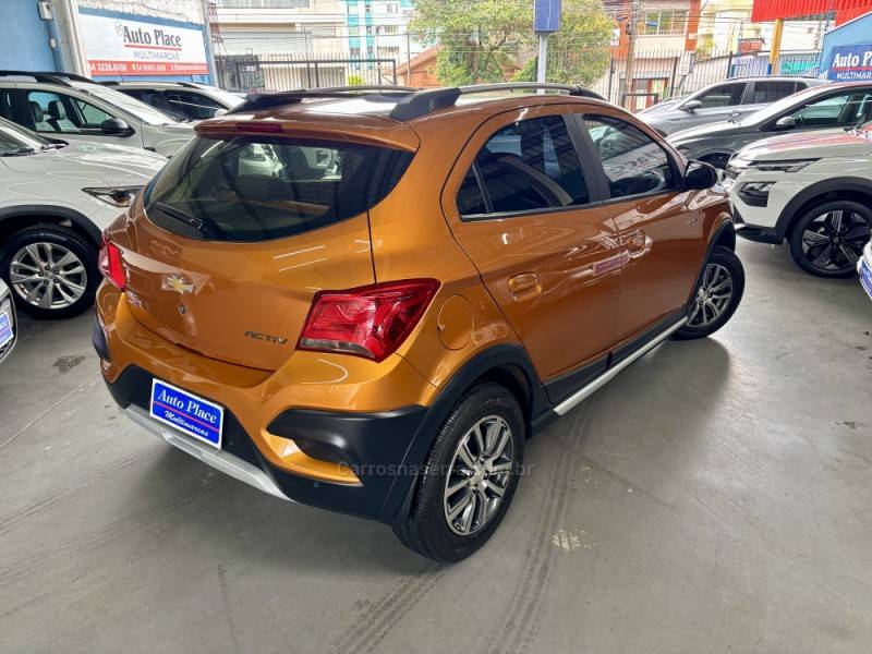 CHEVROLET - ONIX - 2016/2017 - Laranja - R$ 61.900,00