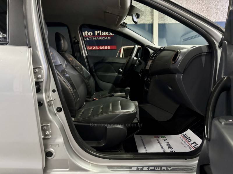 RENAULT - SANDERO - 2015/2016 - Prata - R$ 44.900,00