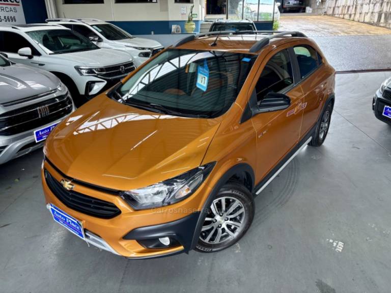 CHEVROLET - ONIX - 2016/2017 - Laranja - R$ 61.900,00