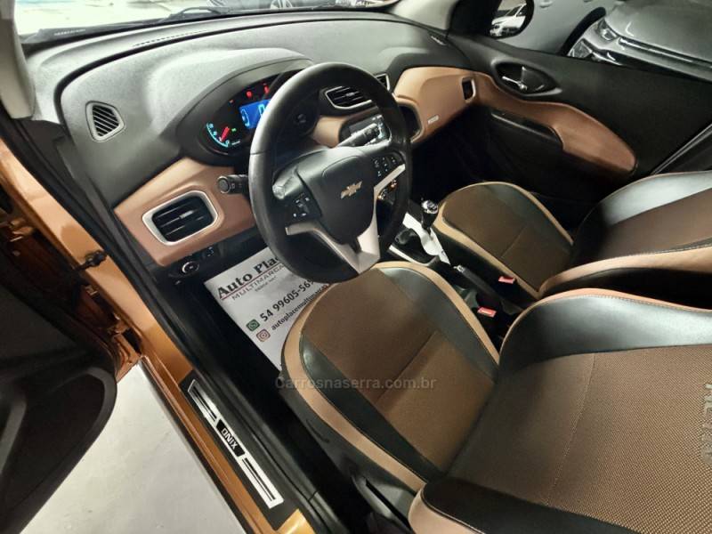 CHEVROLET - ONIX - 2016/2017 - Laranja - R$ 61.900,00