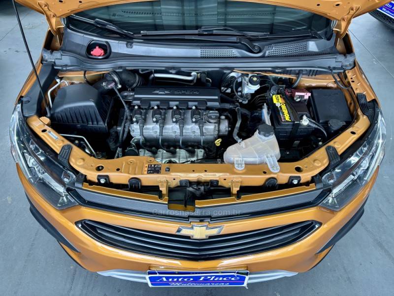 CHEVROLET - ONIX - 2016/2017 - Laranja - R$ 61.900,00